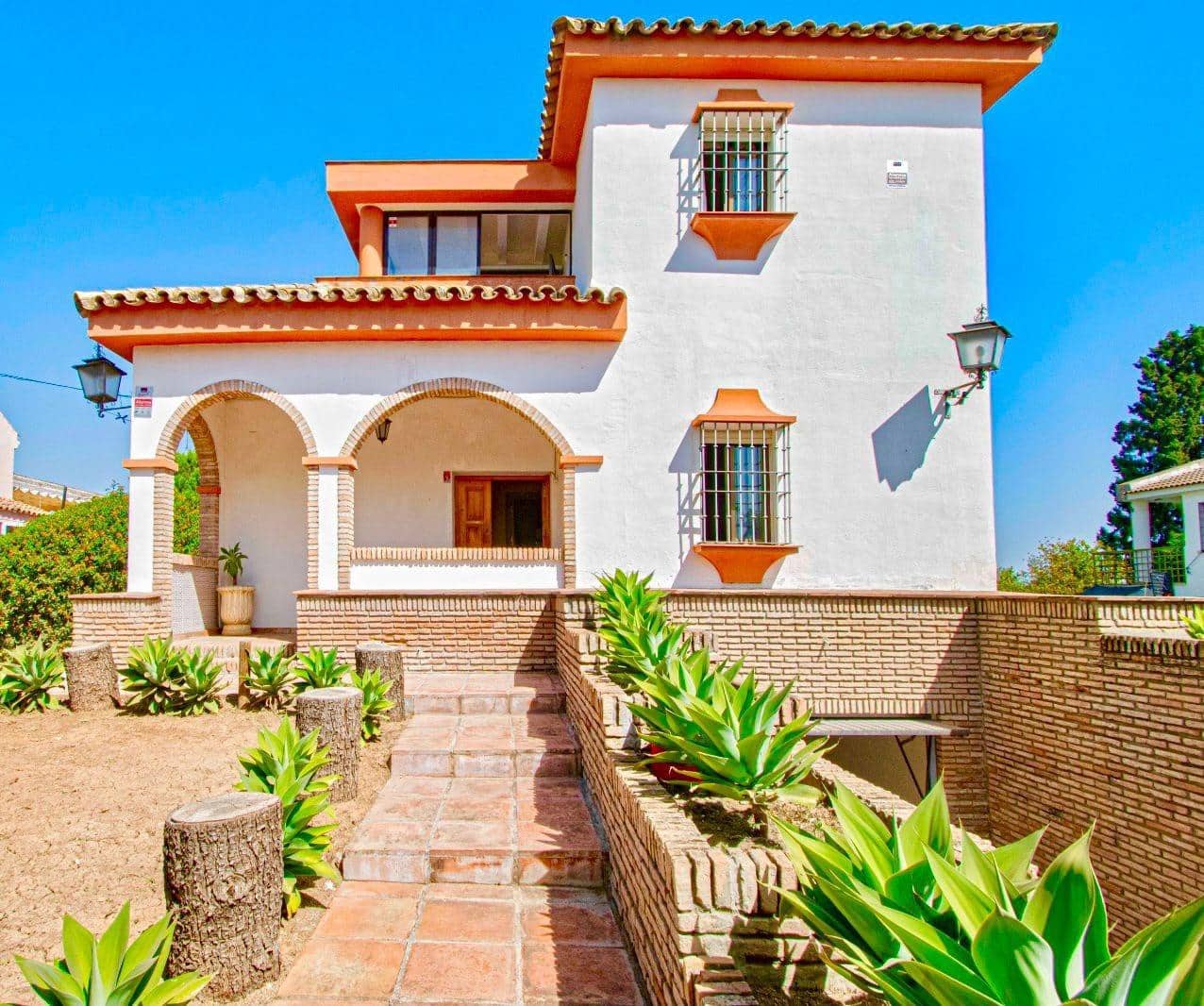 4 bedroom Villa for sale in Montequinto with pool garage - € 560,000 (Ref: 9100799)