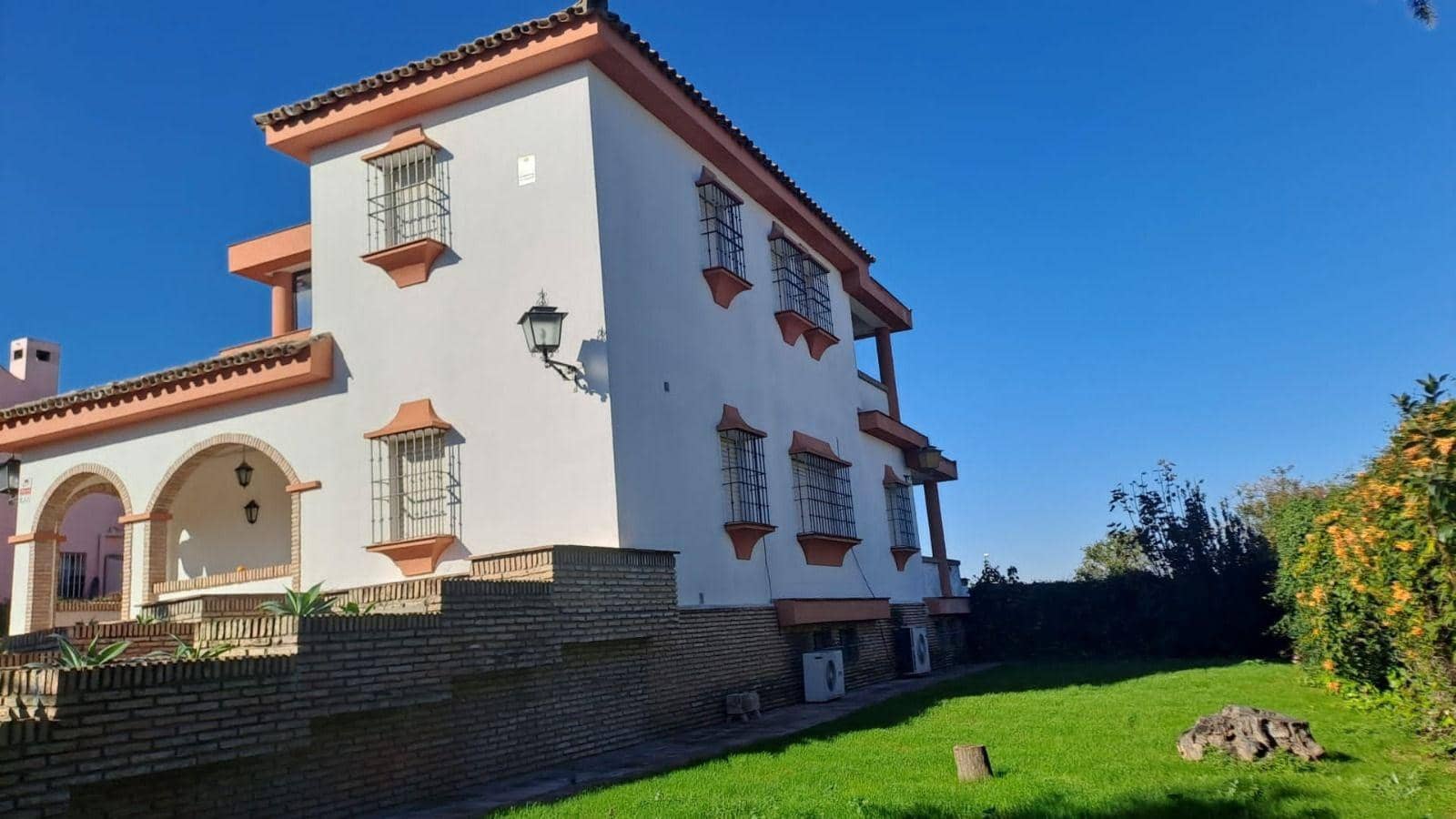 4 bedroom Villa for sale in Montequinto with pool garage - € 560,000 (Ref: 9100799)