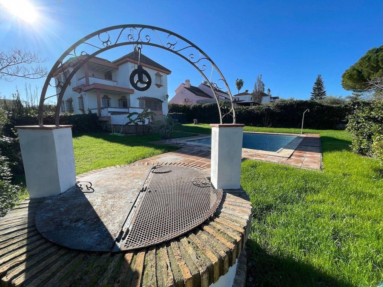 4 bedroom Villa for sale in Montequinto with pool garage - € 560,000 (Ref: 9100799)