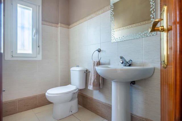 4 sypialnia Dom szeregowy na sprzedaż w Castilleja de la Cuesta z garażem - 260 000 € (Ref: 9132458)