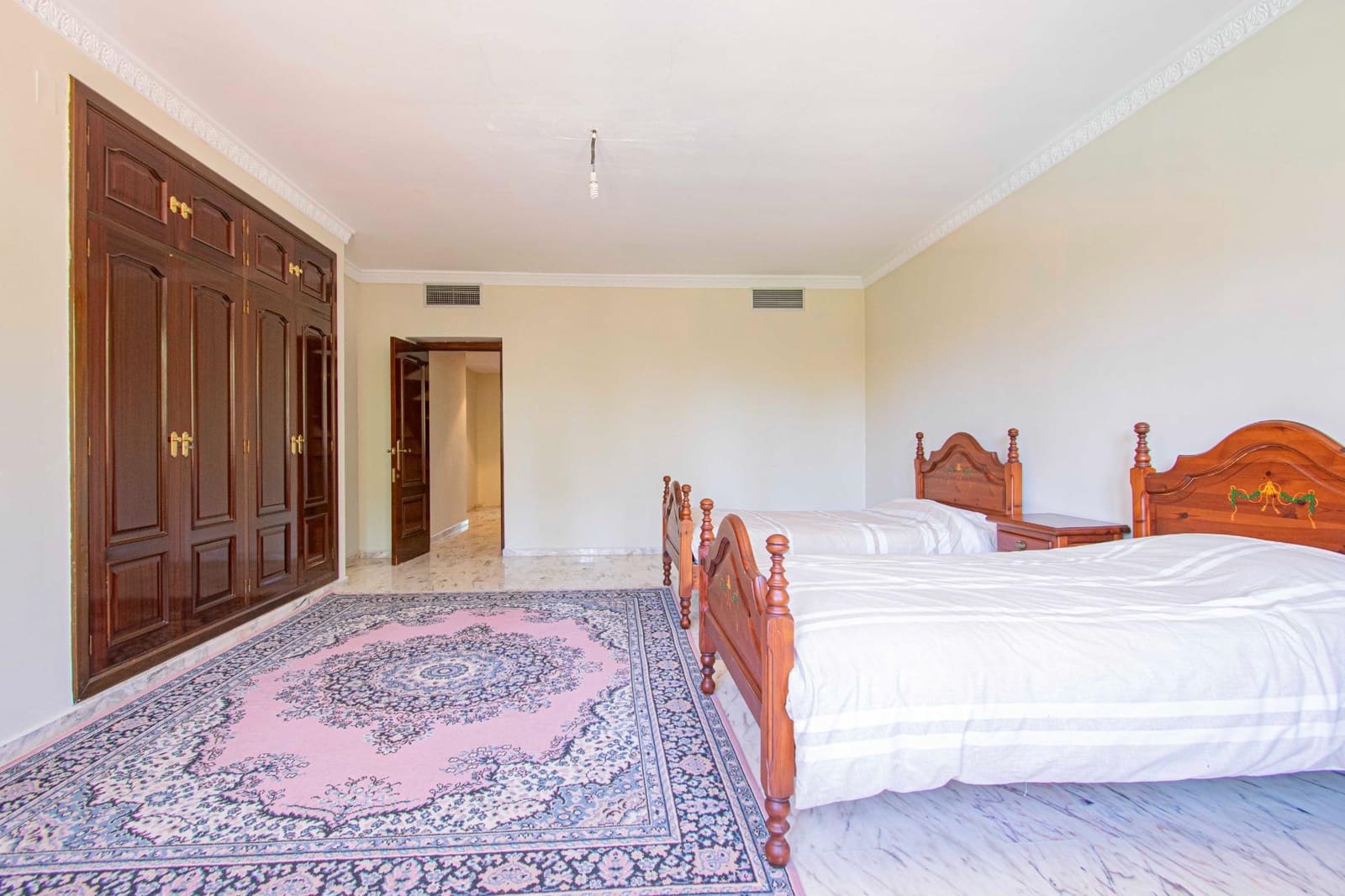 10 soverom Villa til salgs i Palomares del Rio med svømmebasseng garasje - € 790 000 (Ref: 9134499)