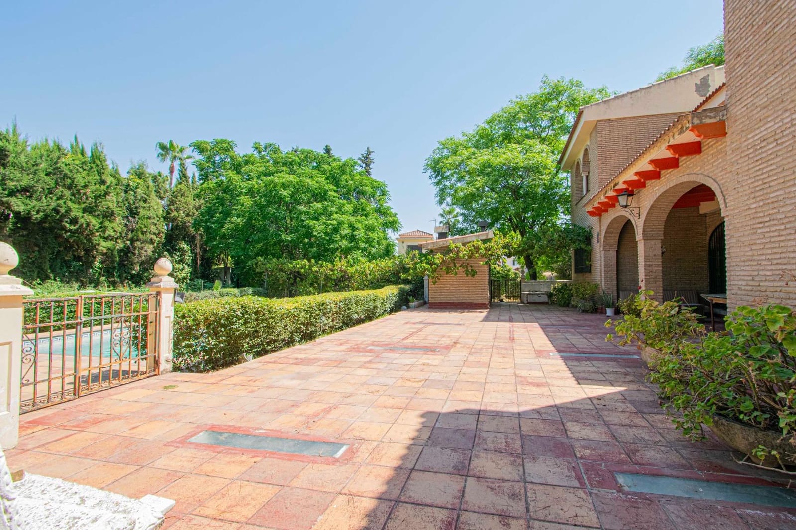 10 soverom Villa til salgs i Palomares del Rio med svømmebasseng garasje - € 790 000 (Ref: 9134499)