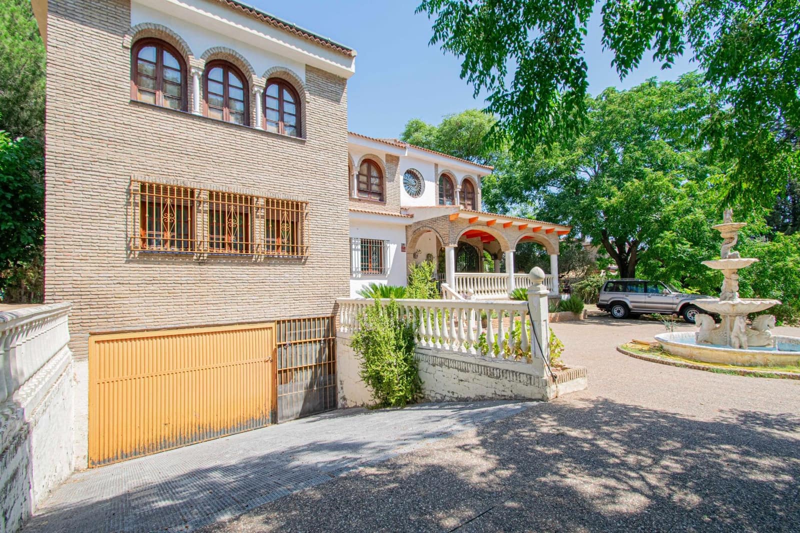 10 soverom Villa til salgs i Palomares del Rio med svømmebasseng garasje - € 790 000 (Ref: 9134499)