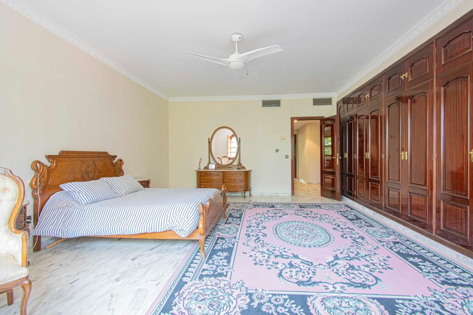 10 soverom Villa til salgs i Palomares del Rio med svømmebasseng garasje - € 790 000 (Ref: 9134499)