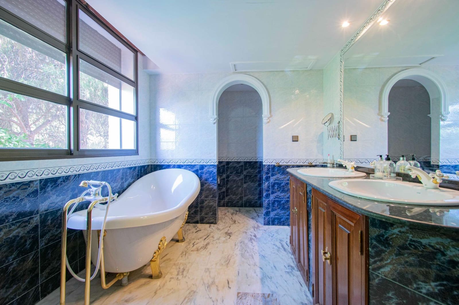 10 soverom Villa til salgs i Palomares del Rio med svømmebasseng garasje - € 790 000 (Ref: 9134499)