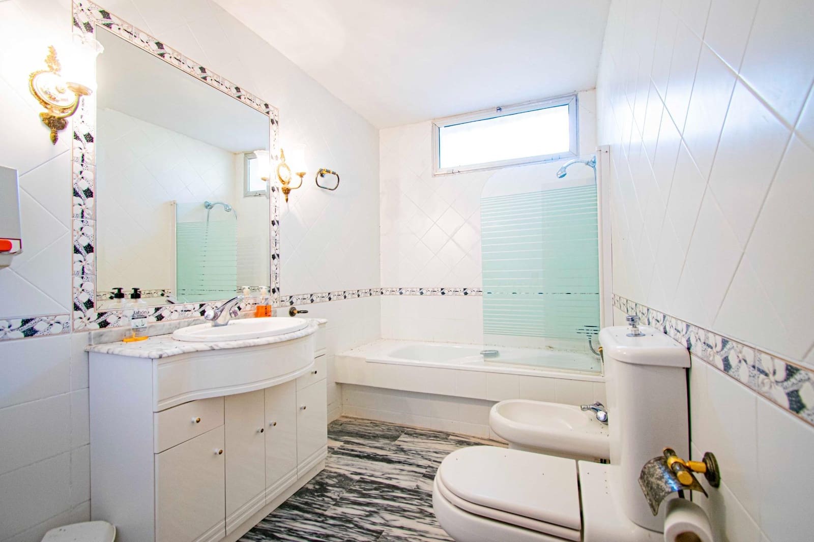 10 soverom Villa til salgs i Palomares del Rio med svømmebasseng garasje - € 790 000 (Ref: 9134499)