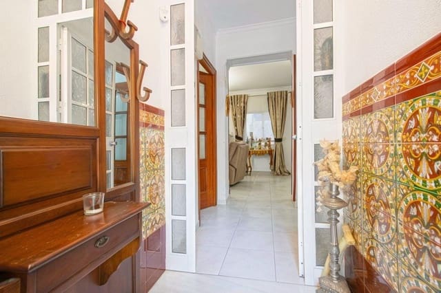 5 bedroom Townhouse for sale in Nervión, Seville city - € 495,000 (Ref: 9181097)
