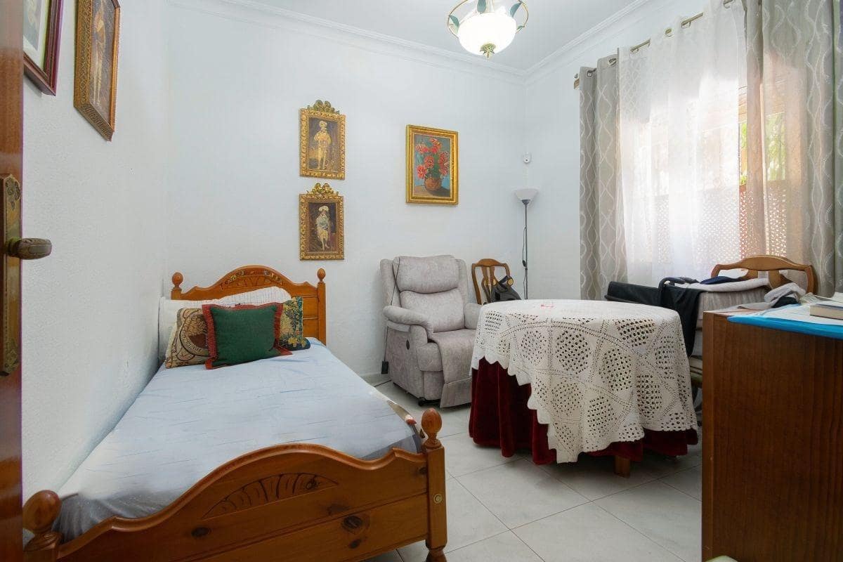 5 soveværelse Byhus til salg i Sevilla by - € 495.000 (Ref: 9181097)