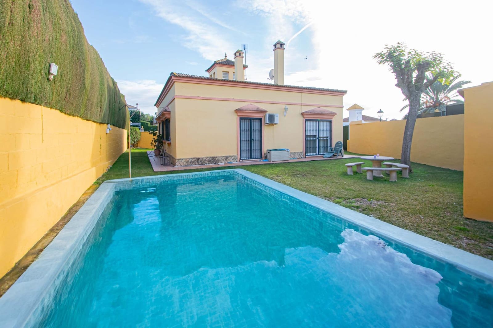 3 bedroom Villa for sale in Bormujos with pool - € 470,000 (Ref: 9183703)