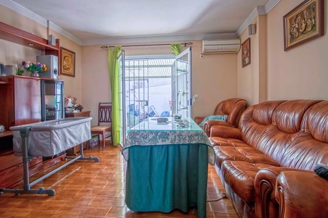 4 soveværelse Rækkehus til salg i Sevilla by med swimmingpool - € 335.000 (Ref: 9183705)