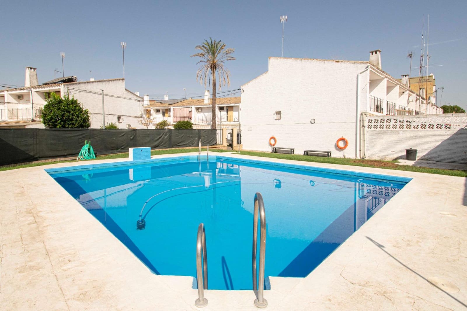 4 soveværelse Rækkehus til salg i Sevilla by med swimmingpool - € 320.000 (Ref: 9183705)