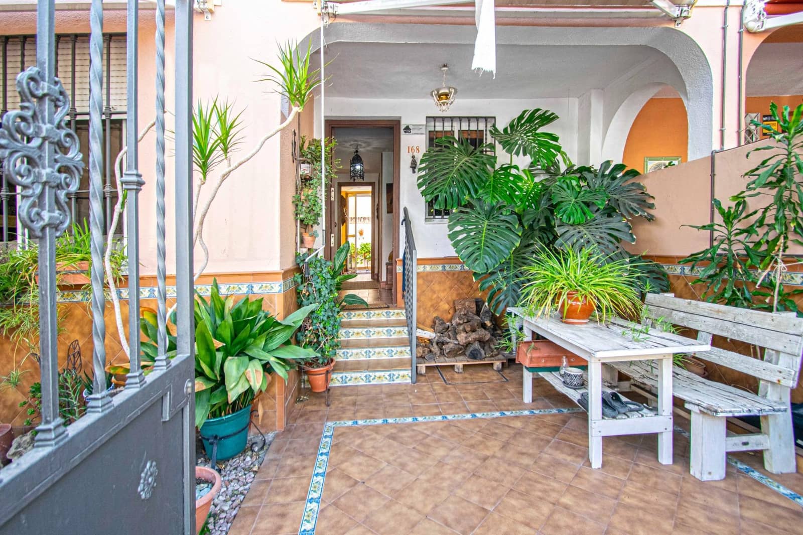 4 soveværelse Rækkehus til salg i Sevilla by med swimmingpool - € 318.000 (Ref: 9215117)