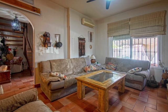 4 chambre Villa/Maison Mitoyenne à vendre à Séville ville avec piscine - 318 000 € (Ref: 9215117)