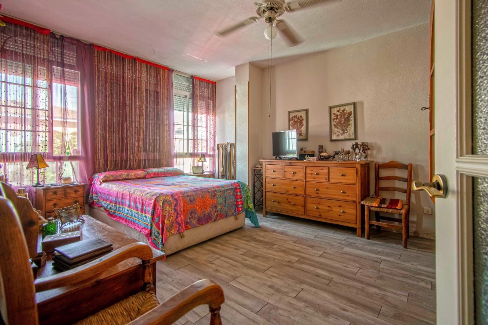 4 soveværelse Rækkehus til salg i Sevilla by med swimmingpool - € 318.000 (Ref: 9215117)