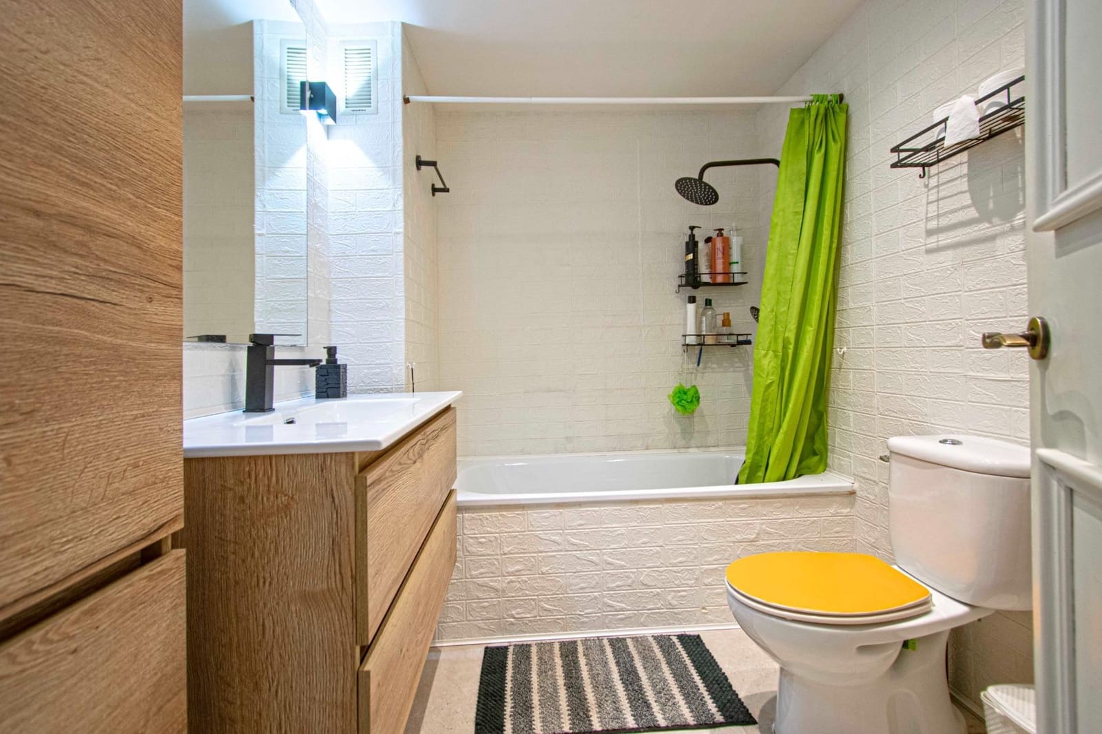 4 soveværelse Rækkehus til salg i Sevilla by med swimmingpool - € 318.000 (Ref: 9215117)