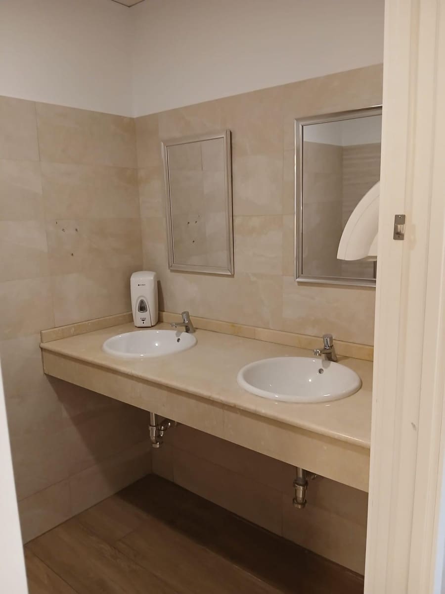 Kommersiell til salgs i Sevilla by - € 225 000 (Ref: 9243002)