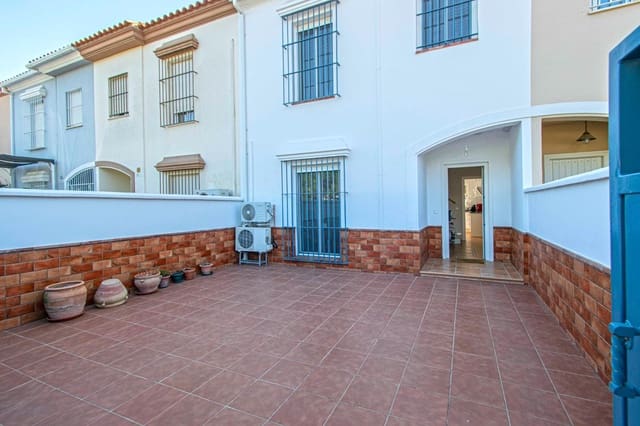 4 makuuhuone Omakotitalo myytävänä paikassa Utrera - 247 000 € (Ref: 9243007)