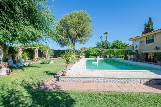 8 soveværelse Villa til salg i Montequinto, Dos Hermanas med swimmingpool garage - € 850.000 (Ref: 9252065)