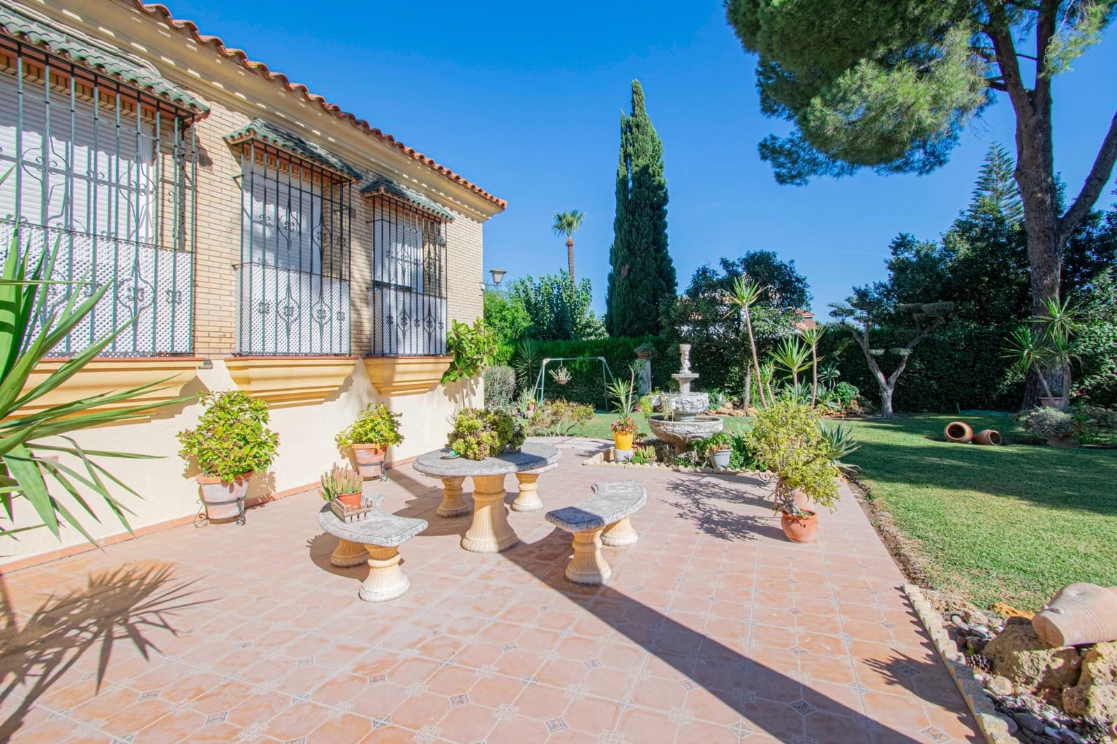 8 soveværelse Villa til salg i Montequinto med swimmingpool garage - € 850.000 (Ref: 9252065)