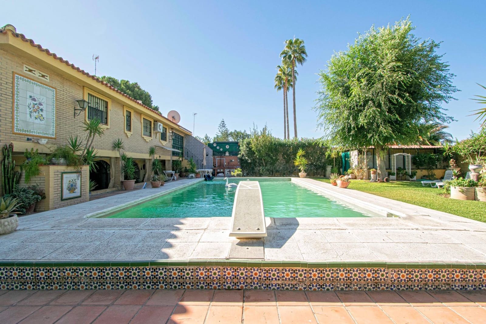 8 soveværelse Villa til salg i Montequinto med swimmingpool garage - € 850.000 (Ref: 9252065)