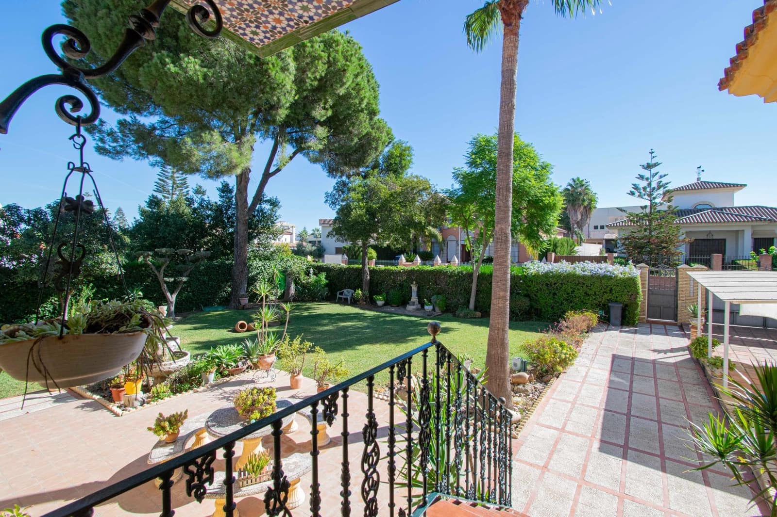 8 soveværelse Villa til salg i Montequinto med swimmingpool garage - € 850.000 (Ref: 9252065)