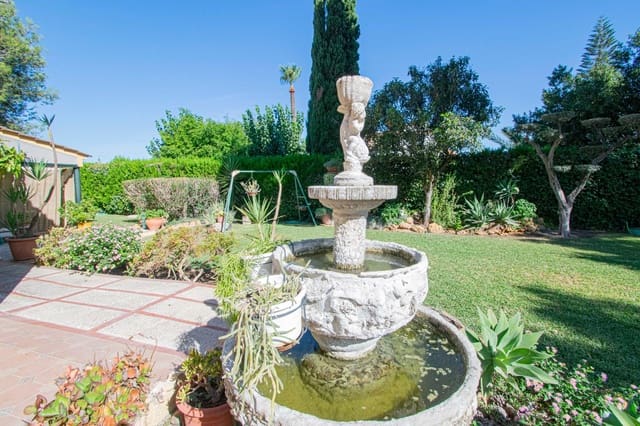 8 soveværelse Villa til salg i Montequinto, Dos Hermanas med swimmingpool garage - € 850.000 (Ref: 9252065)