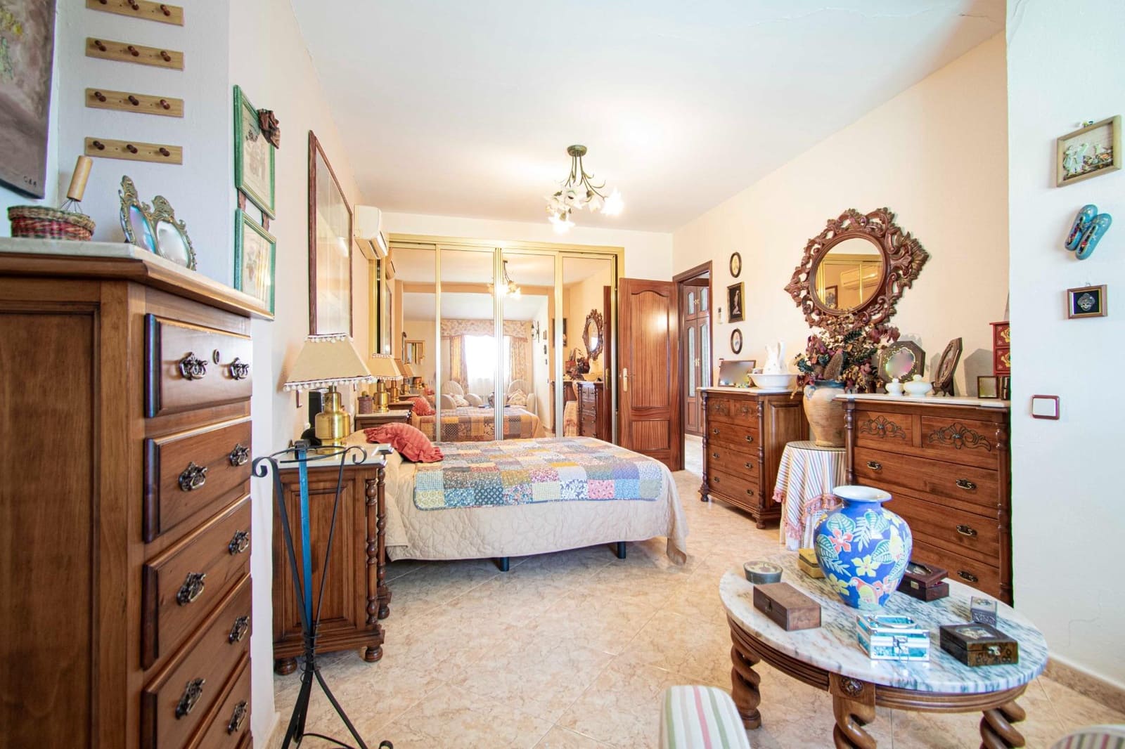 8 soveværelse Villa til salg i Montequinto med swimmingpool garage - € 850.000 (Ref: 9252065)