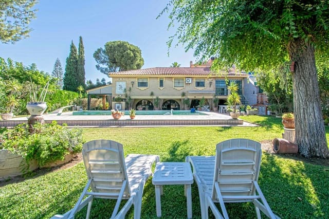 8 soveværelse Villa til salg i Montequinto, Dos Hermanas med swimmingpool garage - € 850.000 (Ref: 9252065)