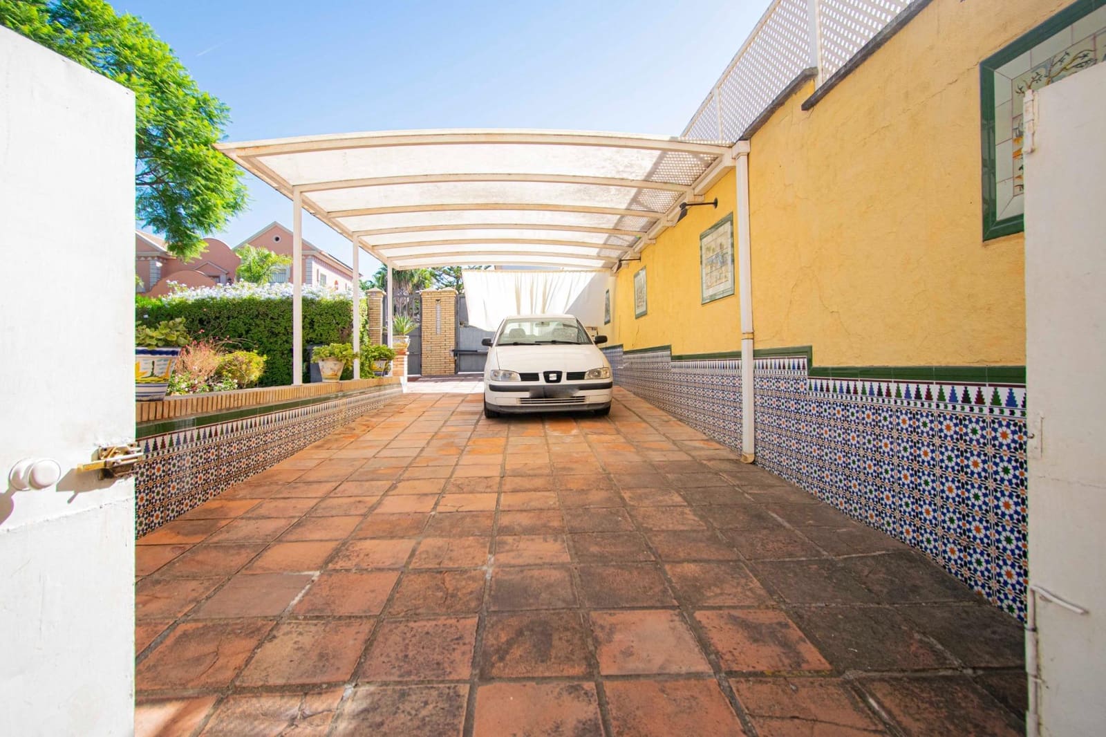 8 soveværelse Villa til salg i Montequinto med swimmingpool garage - € 850.000 (Ref: 9252065)