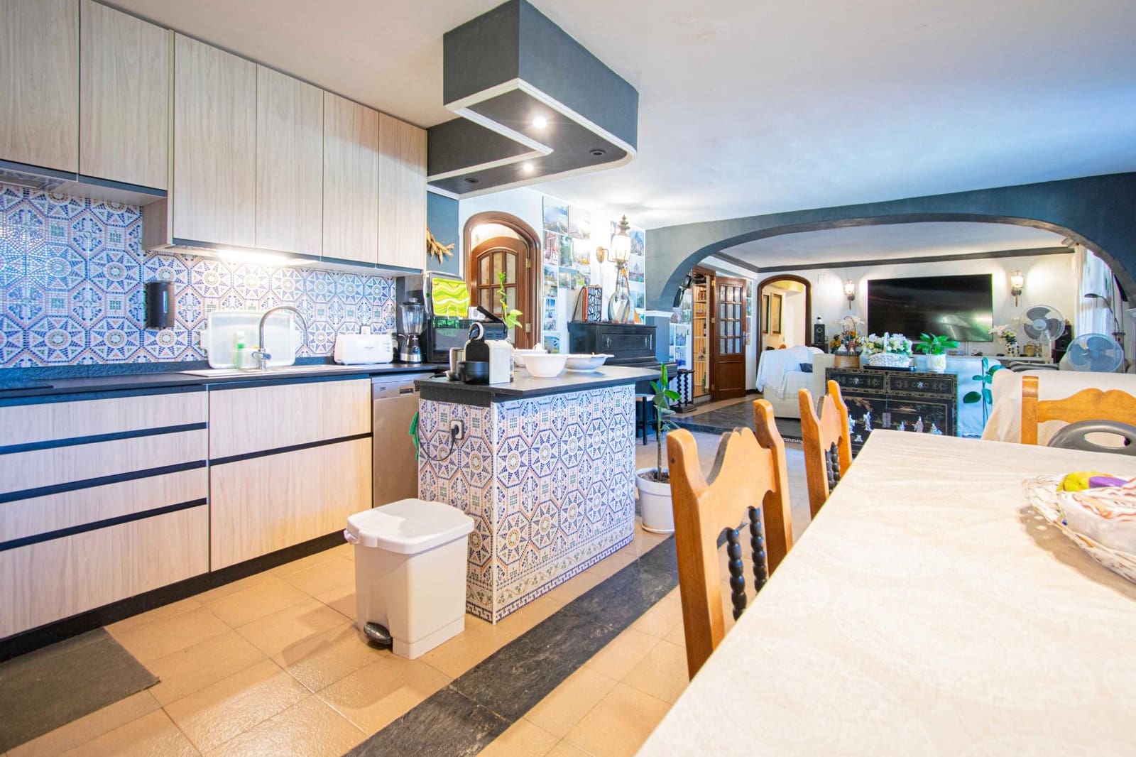 8 soveværelse Villa til salg i Montequinto med swimmingpool garage - € 850.000 (Ref: 9252065)