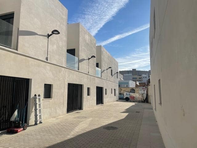 3 soveværelse Rækkehus til salg i Tomares med swimmingpool - € 310.000 (Ref: 9255337)