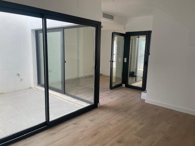 3 chambre Villa/Maison Mitoyenne à vendre à Tomares avec piscine - 310 000 € (Ref: 9255337)