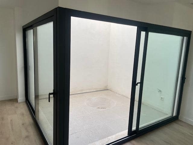 3 chambre Villa/Maison Mitoyenne à vendre à Tomares avec piscine - 310 000 € (Ref: 9255337)