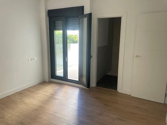 3 chambre Villa/Maison Mitoyenne à vendre à Tomares avec piscine - 310 000 € (Ref: 9255337)