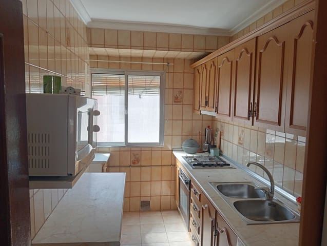 3 soveværelse Lejlighed til leje i Sevilla by - € 900 (Ref: 9264625)