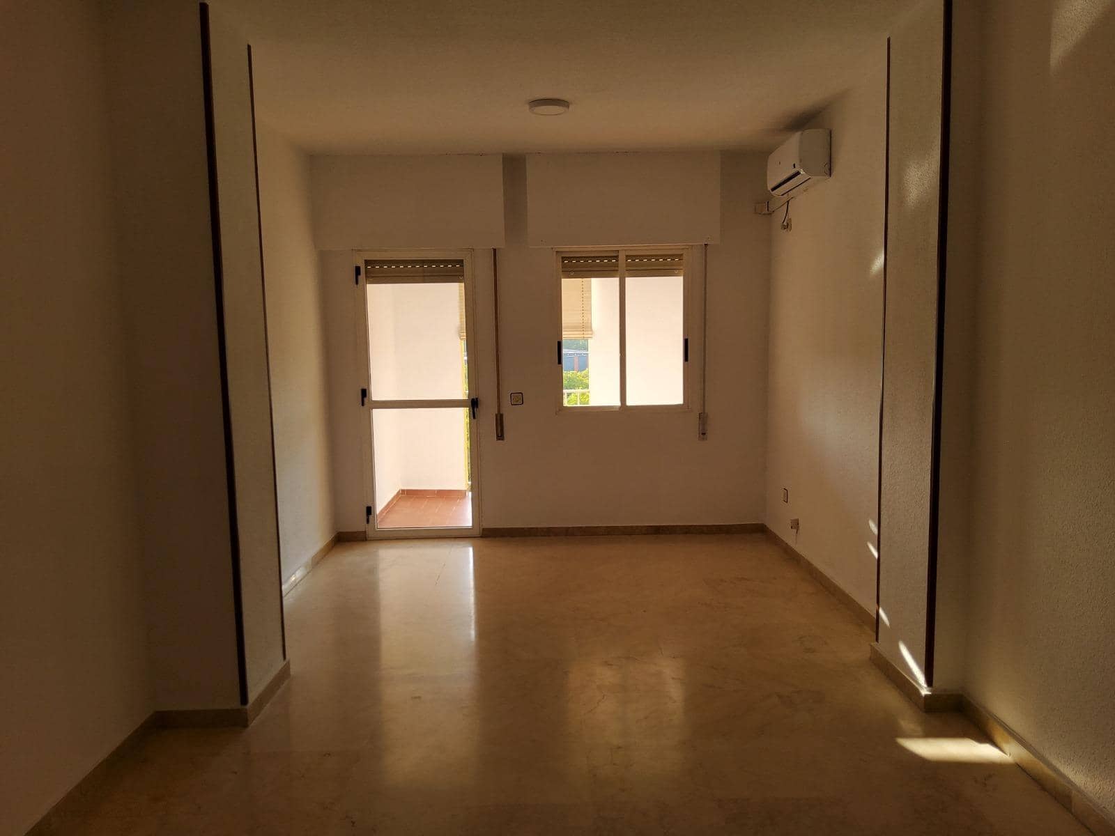 4 soveværelse Lejlighed til leje i Sevilla by med swimmingpool garage - € 1.100 (Ref: 9291666)