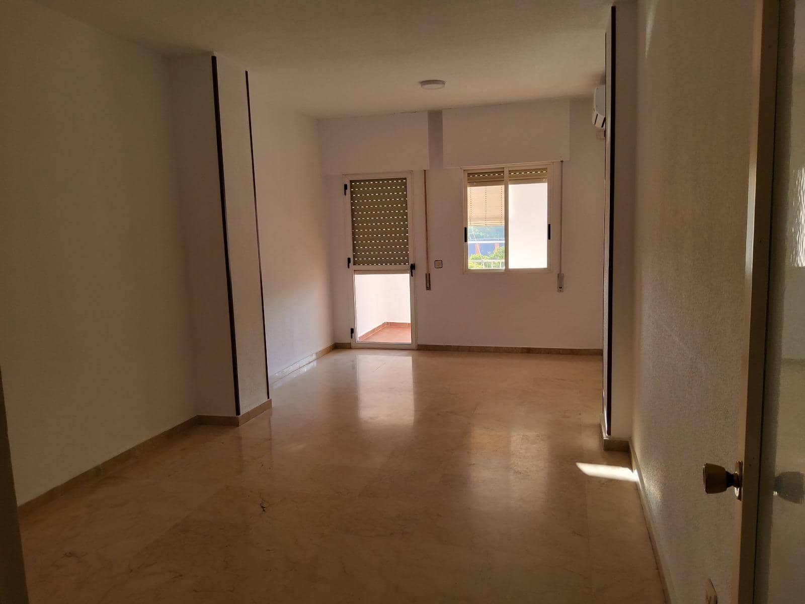 4 soveværelse Lejlighed til leje i Sevilla by med swimmingpool garage - € 1.100 (Ref: 9291666)