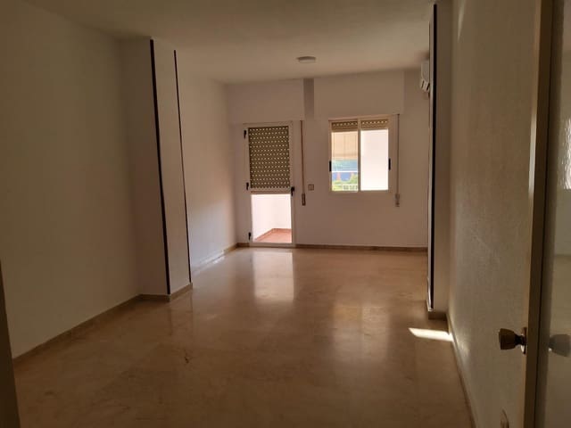 4 soveværelse Lejlighed til leje i Sevilla by med swimmingpool garage - € 1.100 (Ref: 9291666)