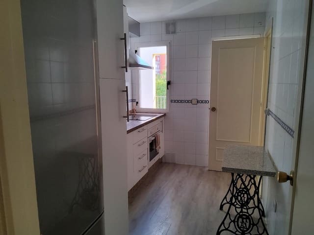 4 soveværelse Lejlighed til leje i Sevilla by med swimmingpool garage - € 1.100 (Ref: 9291666)
