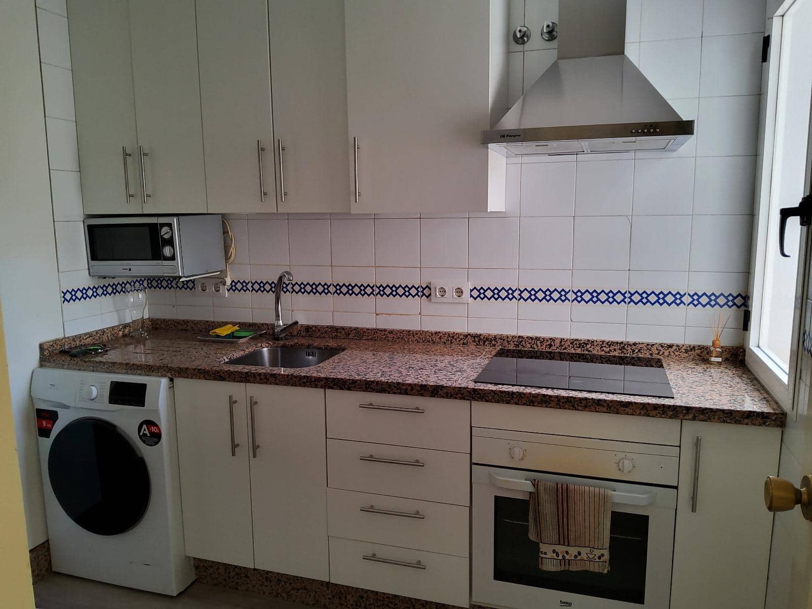 4 soveværelse Lejlighed til leje i Sevilla by med swimmingpool garage - € 1.100 (Ref: 9291666)