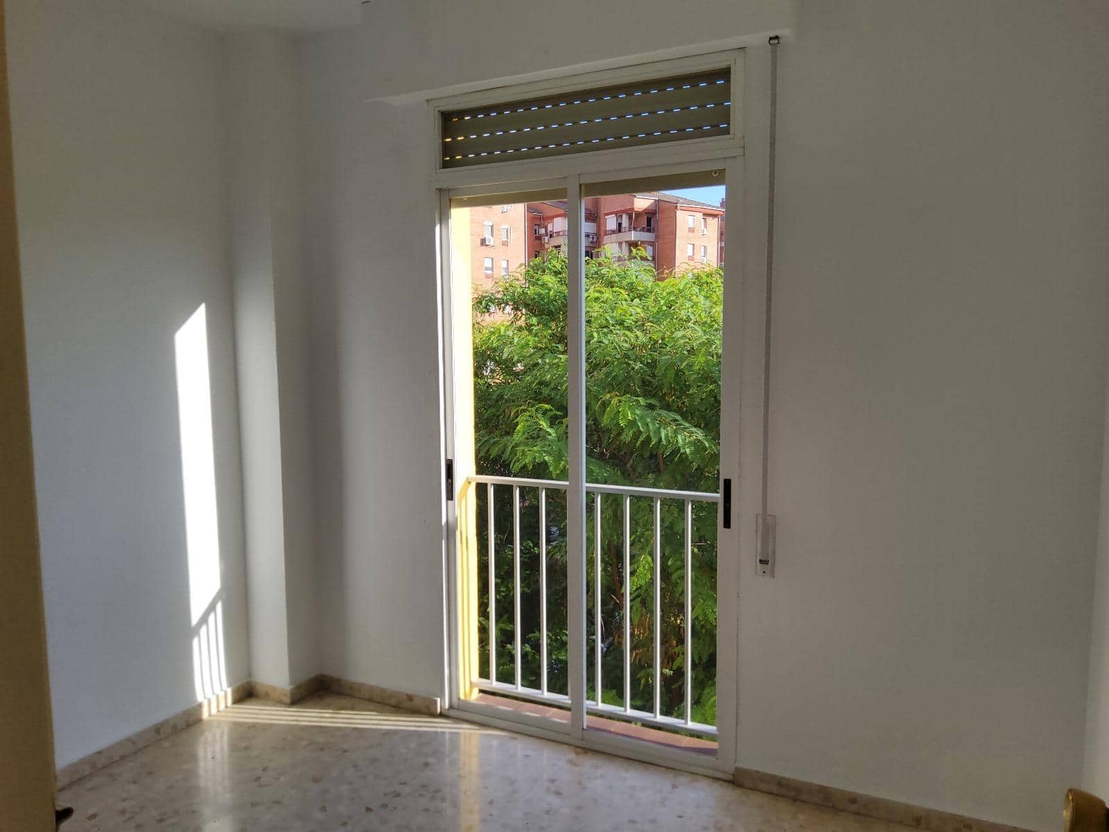 4 soveværelse Lejlighed til leje i Sevilla by med swimmingpool garage - € 1.100 (Ref: 9291666)
