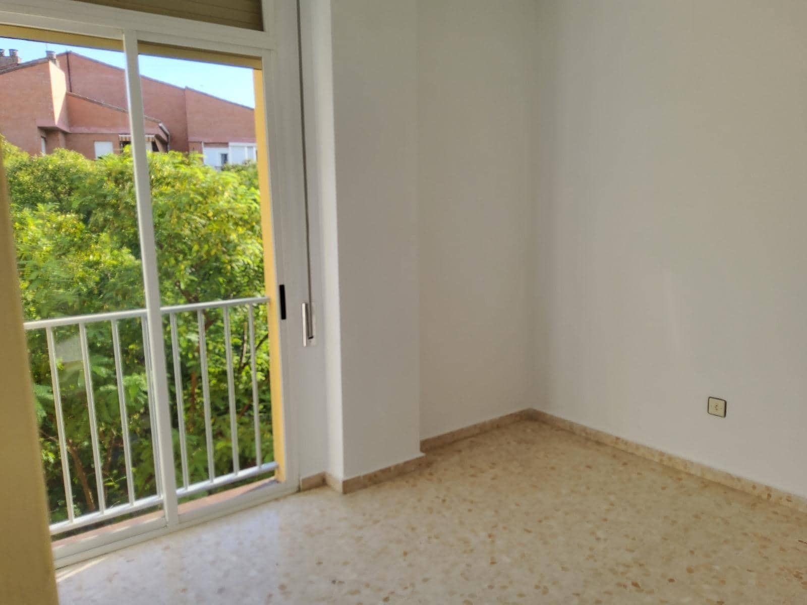 4 soveværelse Lejlighed til leje i Sevilla by med swimmingpool garage - € 1.100 (Ref: 9291666)