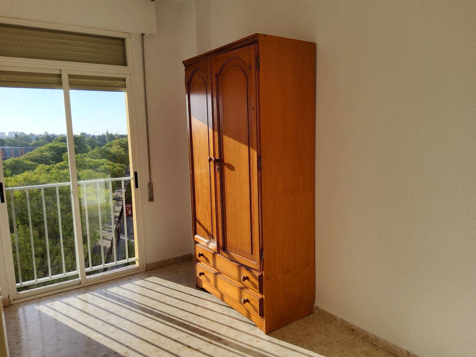 4 soveværelse Lejlighed til leje i Sevilla by med swimmingpool garage - € 1.100 (Ref: 9291666)