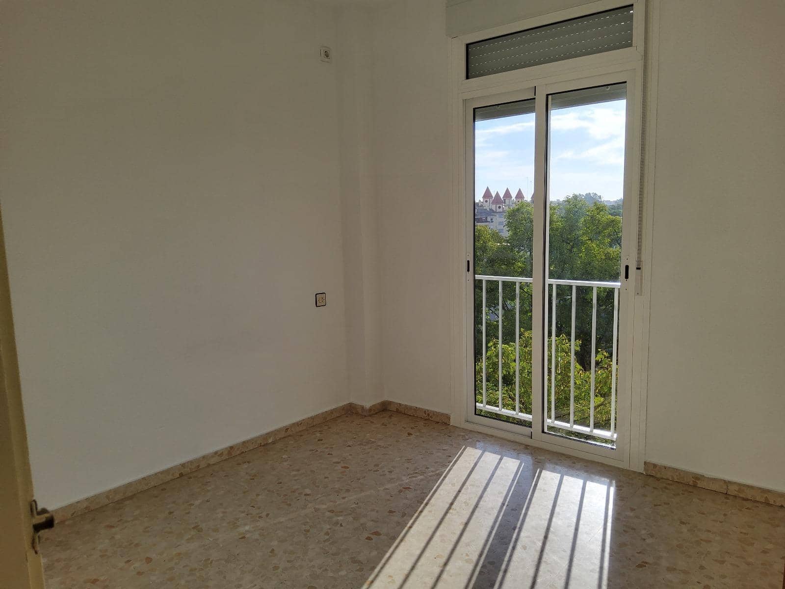4 soveværelse Lejlighed til leje i Sevilla by med swimmingpool garage - € 1.100 (Ref: 9291666)