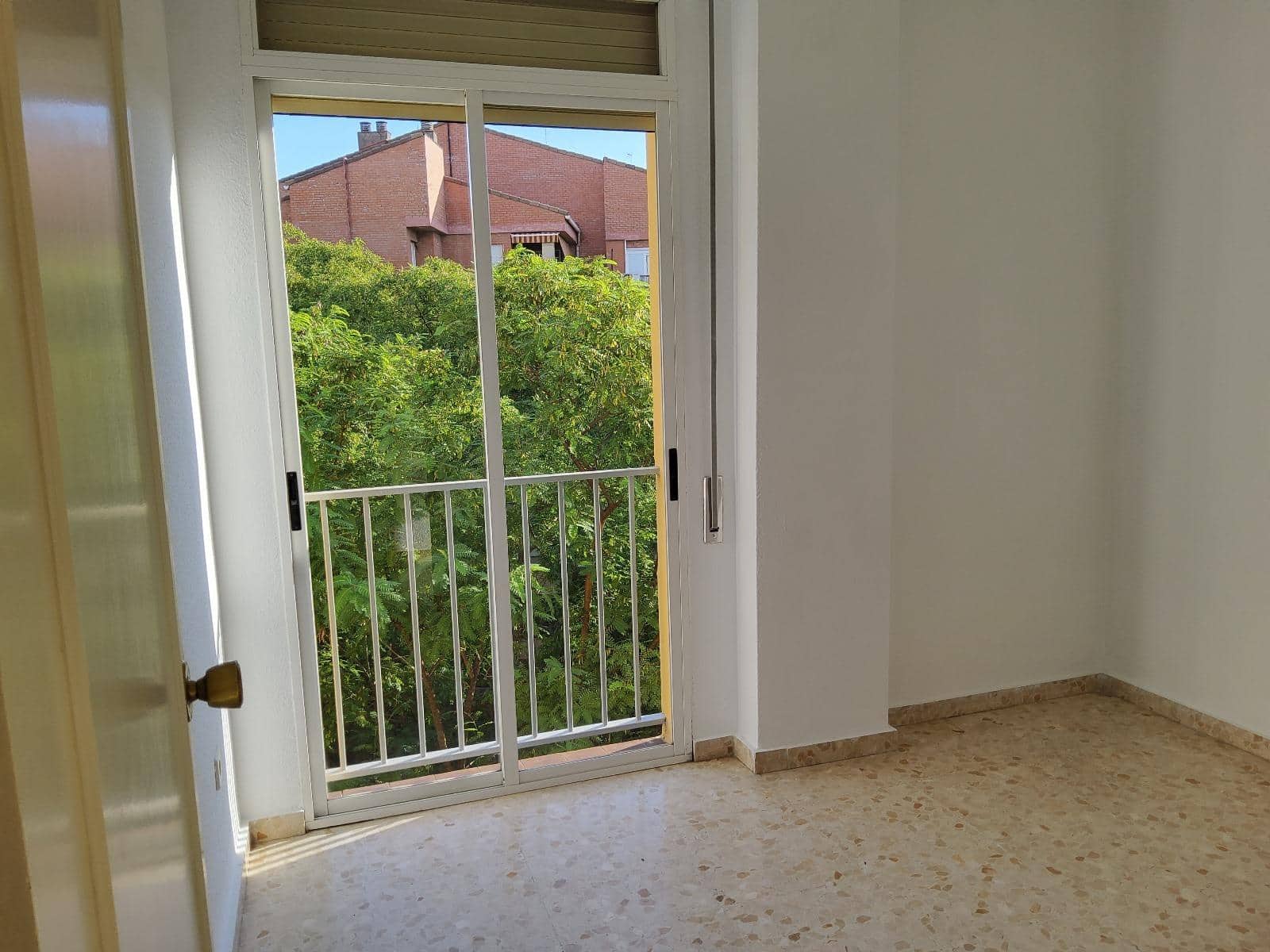 4 soveværelse Lejlighed til leje i Sevilla by med swimmingpool garage - € 1.100 (Ref: 9291666)