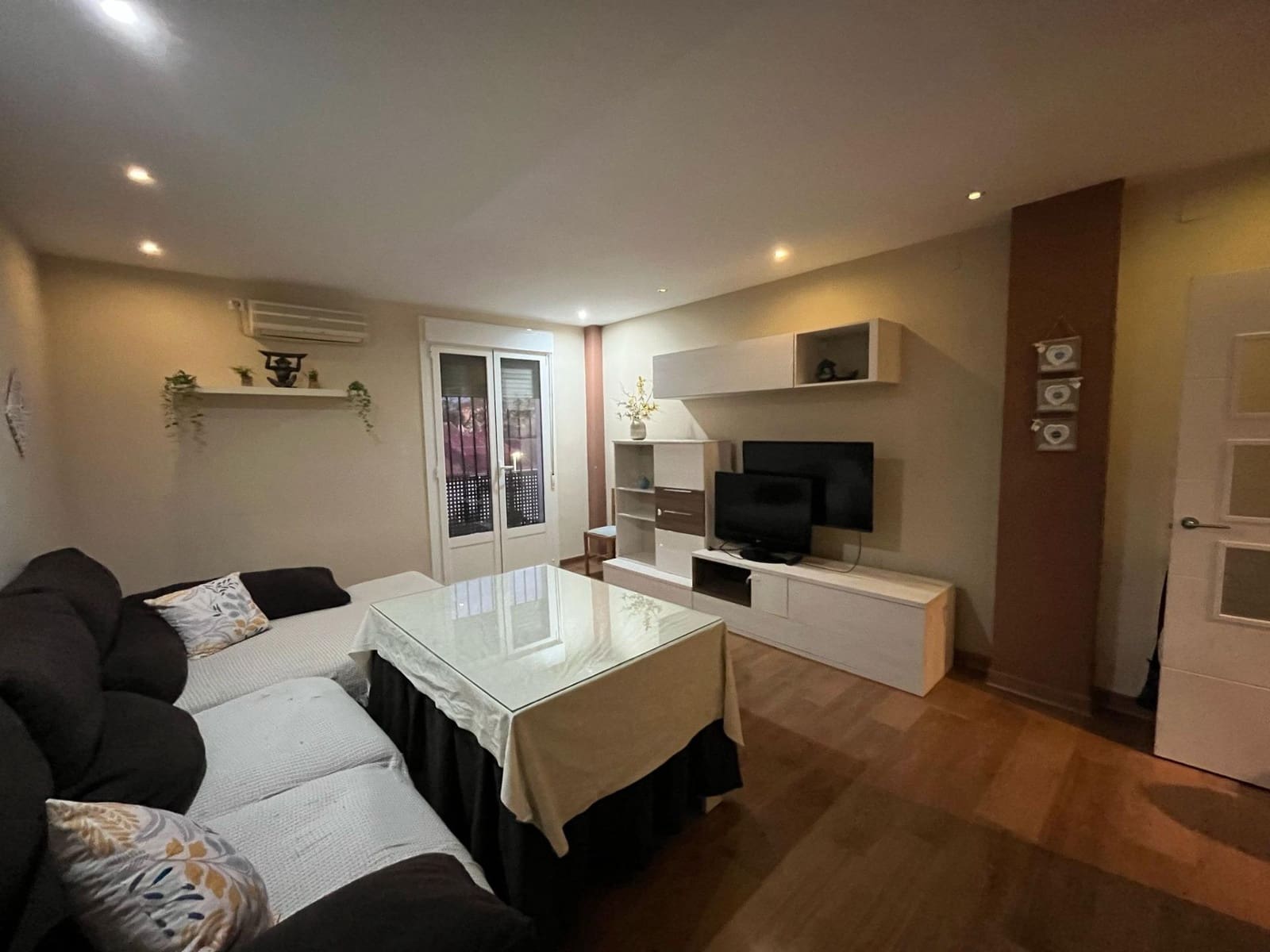 4 soveværelse Lejlighed til leje i Coria del Rio - € 600 (Ref: 9312937)