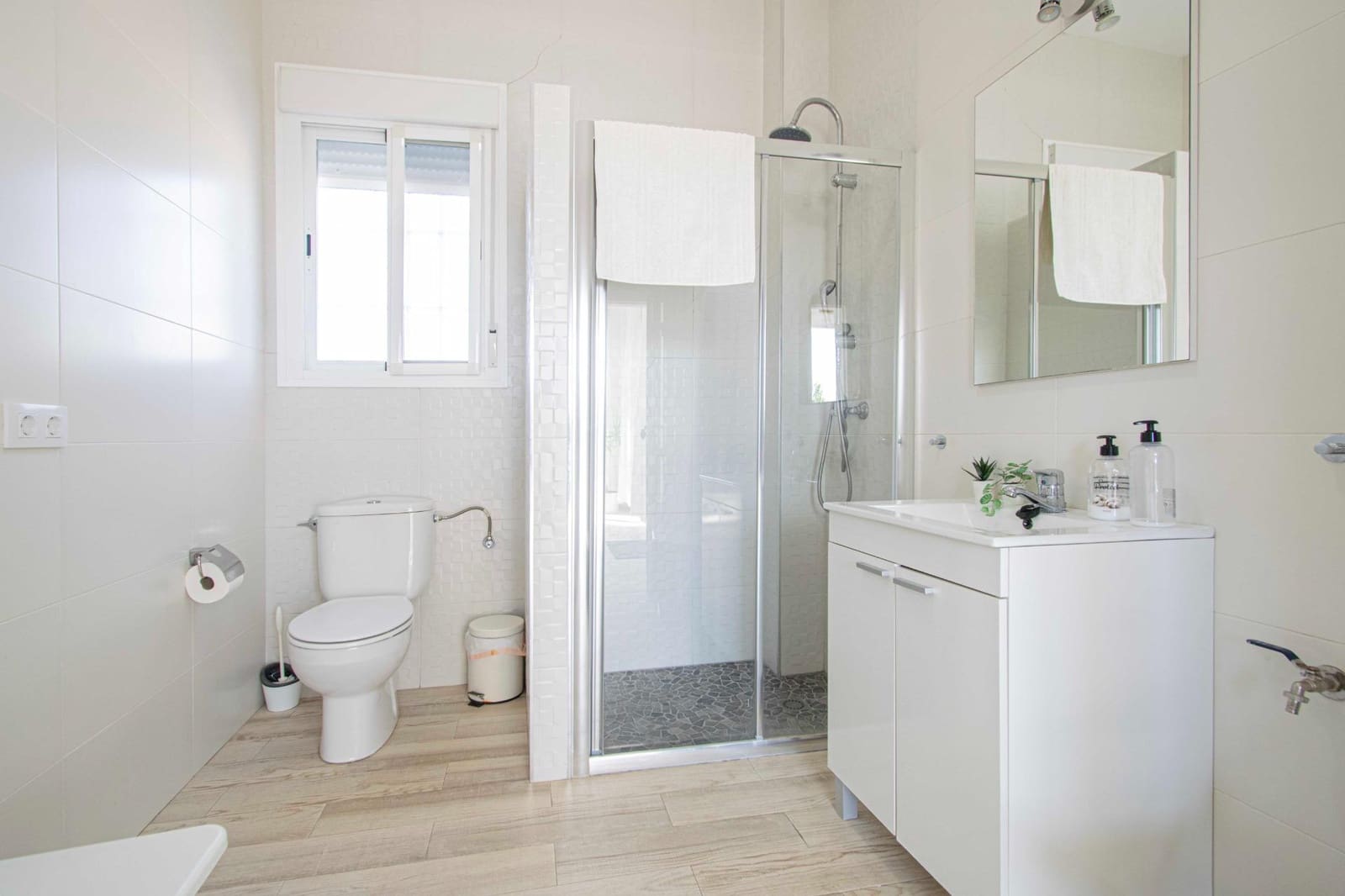 5 bedroom Villa for sale in Sanlucar la Mayor with pool - € 414,520 (Ref: 9317893)