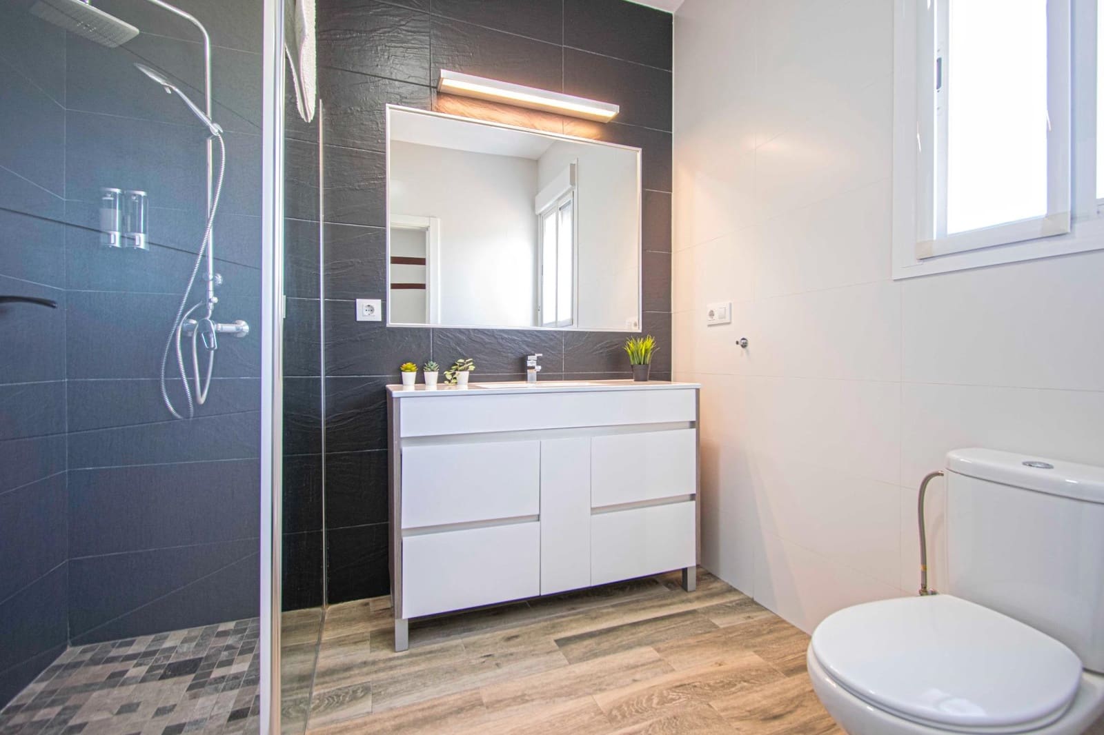 5 bedroom Villa for sale in Sanlucar la Mayor with pool - € 414,520 (Ref: 9317893)