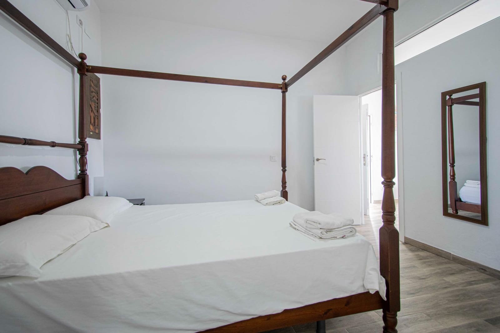 5 bedroom Villa for sale in Sanlucar la Mayor with pool - € 414,520 (Ref: 9317893)