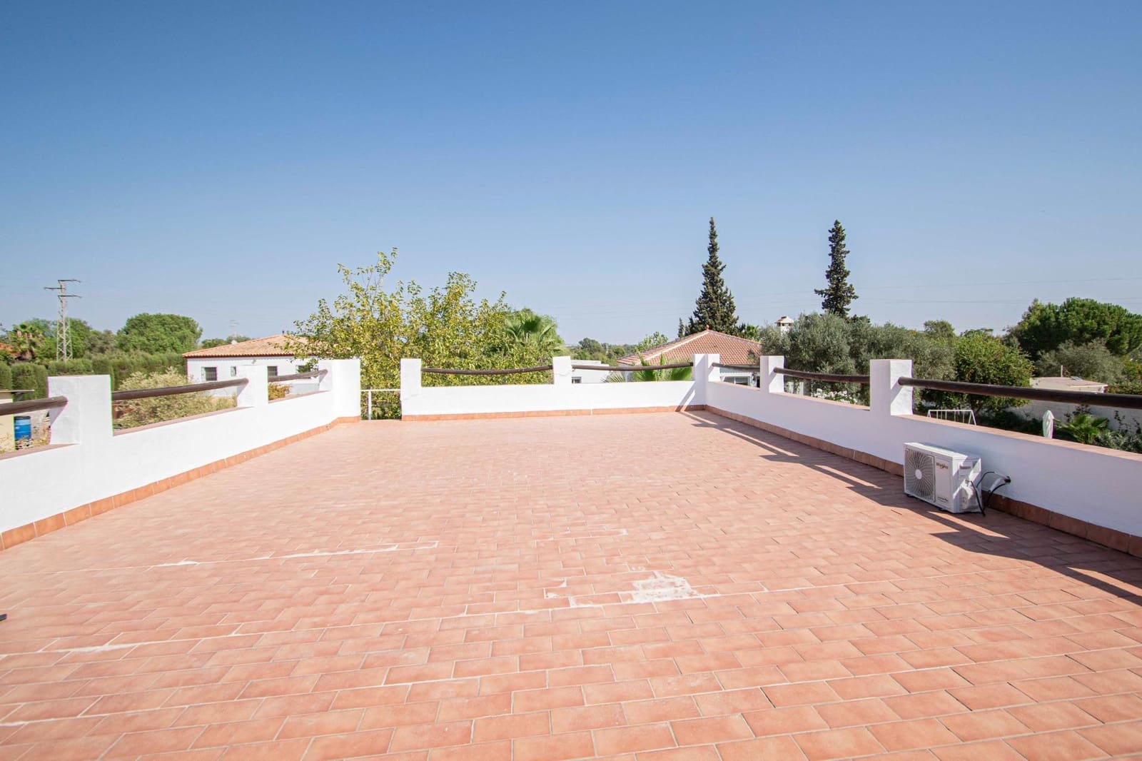 5 bedroom Villa for sale in Sanlucar la Mayor with pool - € 414,520 (Ref: 9317893)